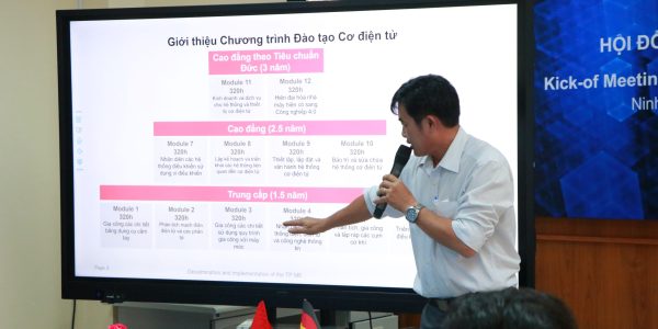 Ông Nguyễn Xuân - Trưởng khoa Cơ khí Xây dựng giới thiệu về chương trình đào tạo nghề Cơ điện tử theo định hướng tiêu chuẩn Đức