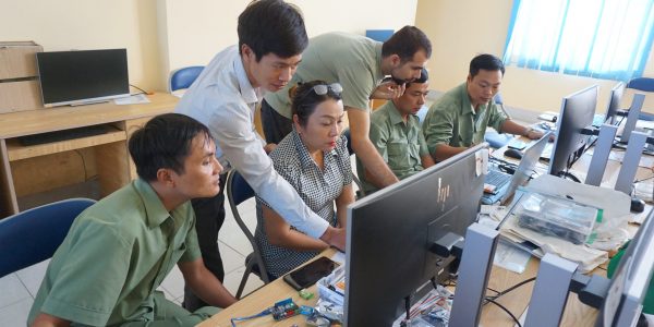 Teachers practiced programming basic Arduino applications