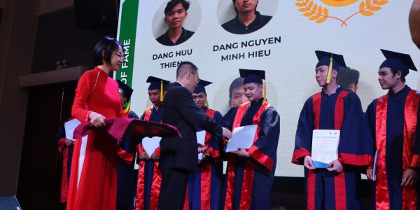 Mr Tham Nguyen Khoa – Plan Manager of Schaeffler Viet Nam – handed out certificates for the students of Metal Cutting K13