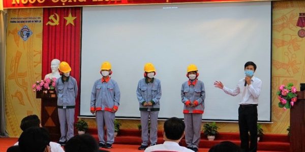 Mr Pham Van Son – Dean, Faculty of Mechanical Engineering – was instructing the students on how to use personal protection equipment