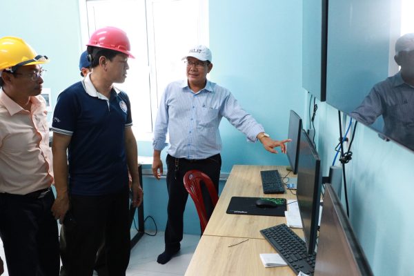 Trainees are shown the monitoring software of an actual solar system at a waste water treatment plant
